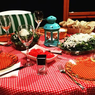 Kırmızı Pötikareli Masa Örtüsü