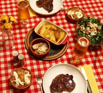 Kırmızı Kareli Masa Örtüsü