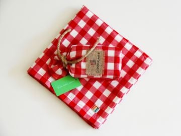 Kırmızı Kareli Masa Örtüsü