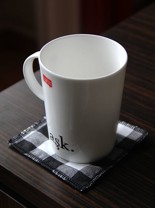 Siyah Kareli Bardak Altlığı