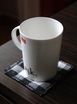 Siyah Kareli Bardak Altlığı